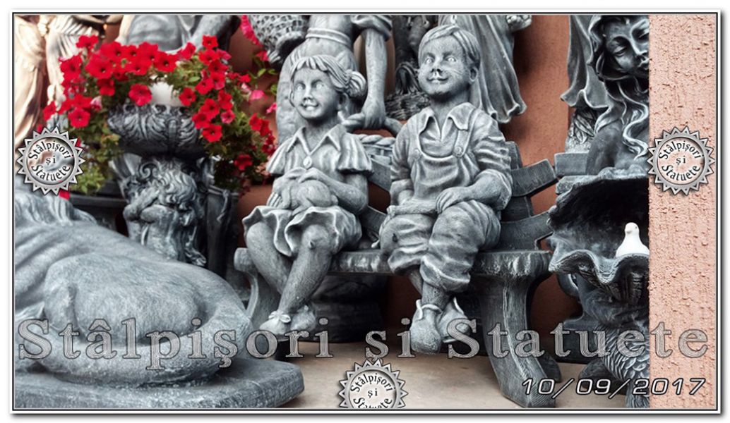 Statuete baietel si fetita pe bancuta din beton model S24.