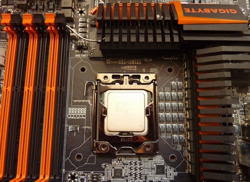 Vand Intel Core i7-970 Gulftown la 3.20GHz emuland 12 procesoare!