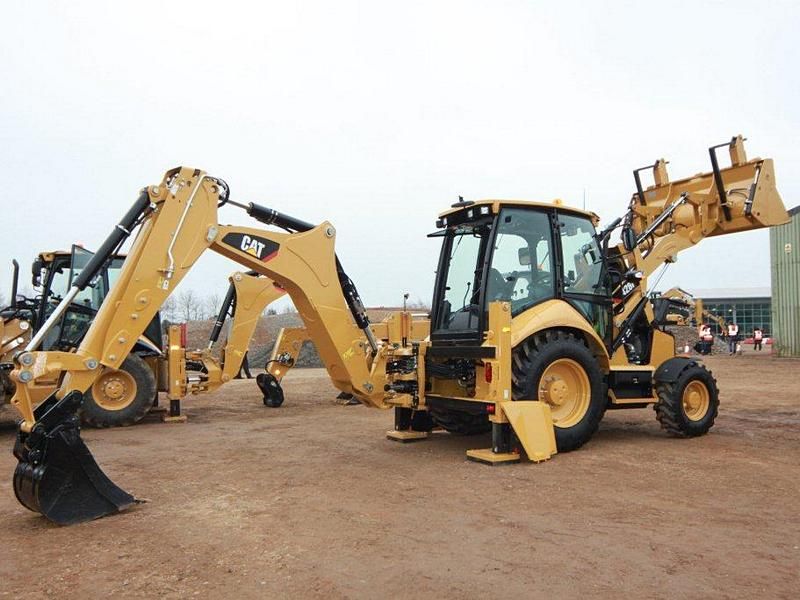 Inchiriez Buldoexcavator cu atasamente diverse   