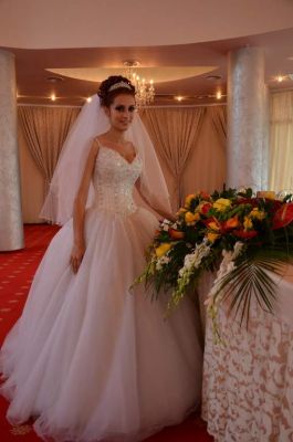 vand inchiriez rochie de mireasa printesa / princess creatie Demetrios