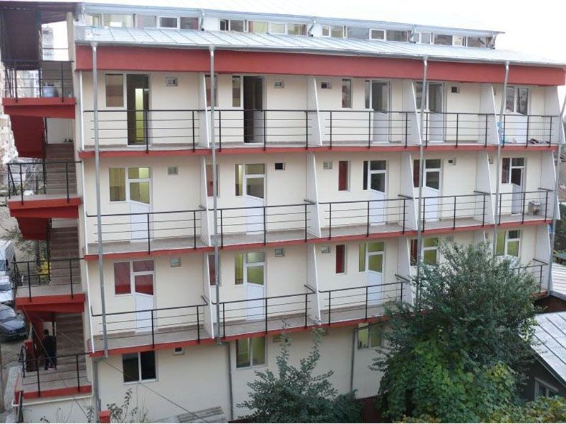 Confortul cazarii este necesar pentru personalul relocat in Bucuresti sau care tranziteaza orasul, asa ca iti oferim cazare pentru echipele de lucratori/muncitori in Bucuresti la un pret avantajos: de la 20 de lei/persoana pe zi in camere cu doua paturi suprapuse, cu serviciile necesare disponibile. Pret: 20 Lei