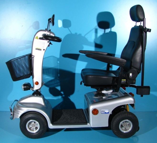 Scuter electric cu 4 roti pentru batrani  Shoprider - 6 km/h