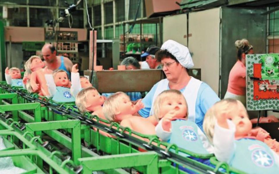 Muncitori la fabrica de jucarii in Germania 1700 euro