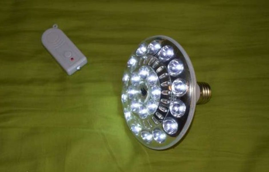Bec economic cu telecomanda si acumulator