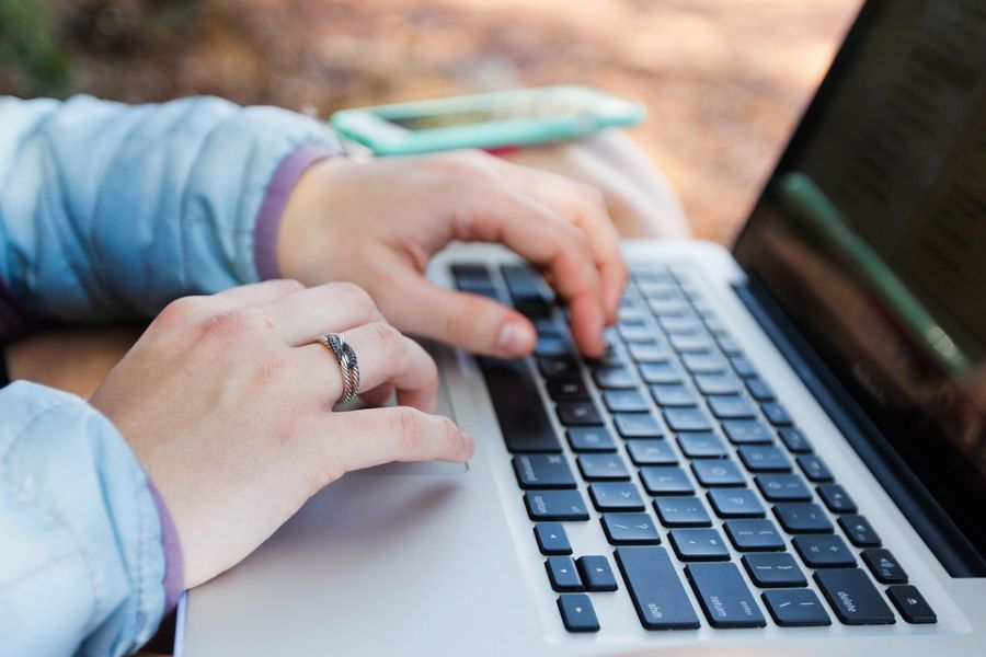 Căutam urgent moderatori de anunturi