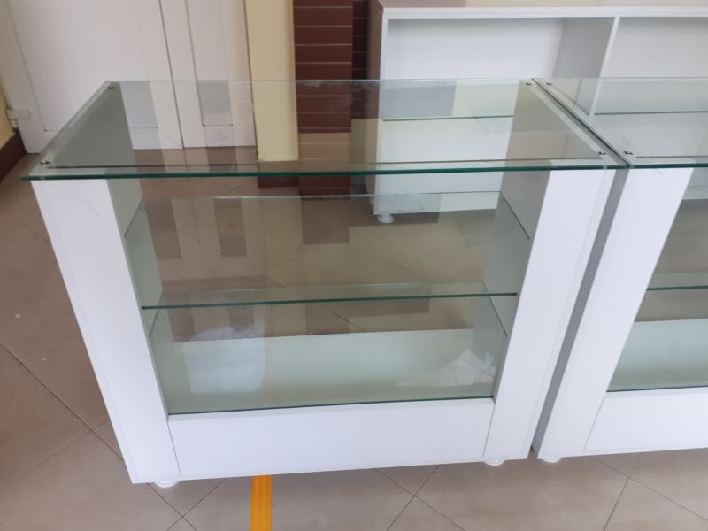 Tejghele sticla, toneti pal cu sticla, mobilier magazine
