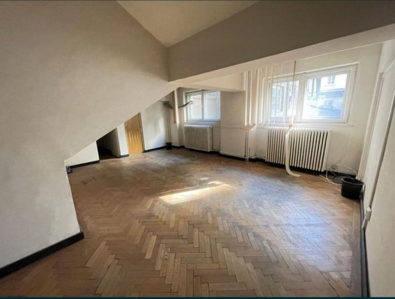 Direct proprieter, vindem spatiu de birouri pe str. Walter Maracineanu, langa Sala Palatului, 3 camere in cladire de birouri cu paza nonstop.Suprafata 100mp. Pret:103.000 Euro