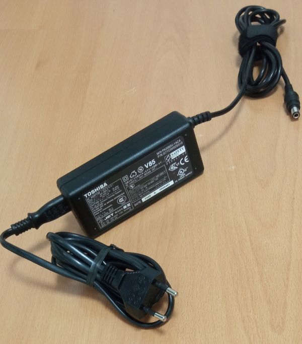 Vand Alimentator TOSHIBA Model ADP-60RH 15V  4A 60W