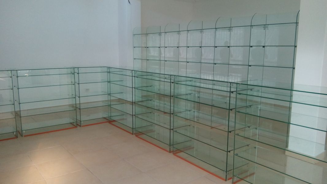 Rafturi din sticla tejghele tonete vitrine rafturi magazin sticla