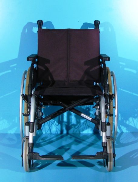 Scaun cu rotile handicap latime sezut 44 cm Breezy