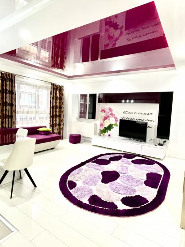 PT PRETENȚIOȘI Ofer spre �nchiriere apt modern compus din : living+ bucatarie open-space, dormitor, hol, baie, balcon, situat in centrul cartierului rezidențial Buna Ziua. Apartamentul are o suprafata de 53mp si se afla la etajul 1 intr-un bloc cu regim de inaltime P +8. Acesta dispune de: cada cu hidromasaj, parcare subterana, video interfon, mobilier din MDF lucios, finisaje și utilitati ultra-moderne. Este disponibil pentru inchiriere la pretul de 600euro lunar.  Pentru mai multe detalii nu ezitati sa ma contactati la nr de tel 0755708324