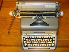 Masina de scris –aproape noua. Dimensiuni reduse , perfect  functionala, ideala pt. dactilografiere 