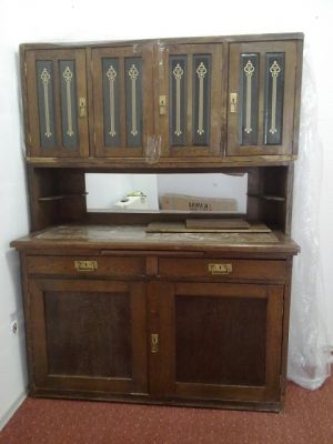 Dulap vienez ce are cristale cu fir de aur si placa de marmura