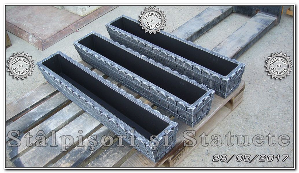 Jardiniera ornament scandura din beton model J5.