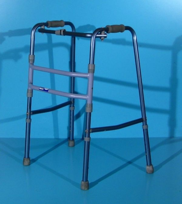 Cadru pasitor pentru mers din aluminiu  Invacare