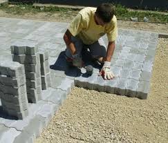 Muncitori constructii si ajutor grajd 1350 euro