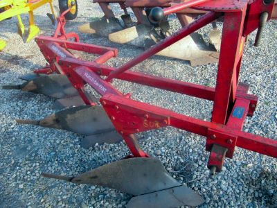 Plug agricol cu 3 brazdare