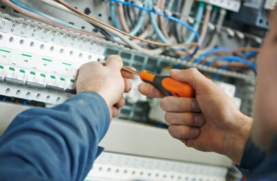 Electrician si Tehnician Curenti slabi