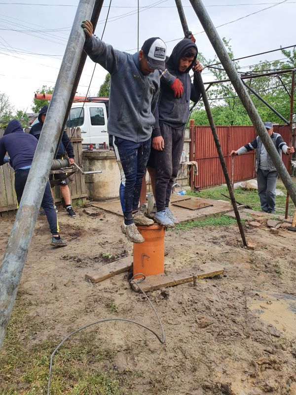 Execut puturi apa , piloni , denisipari pana la 200 m