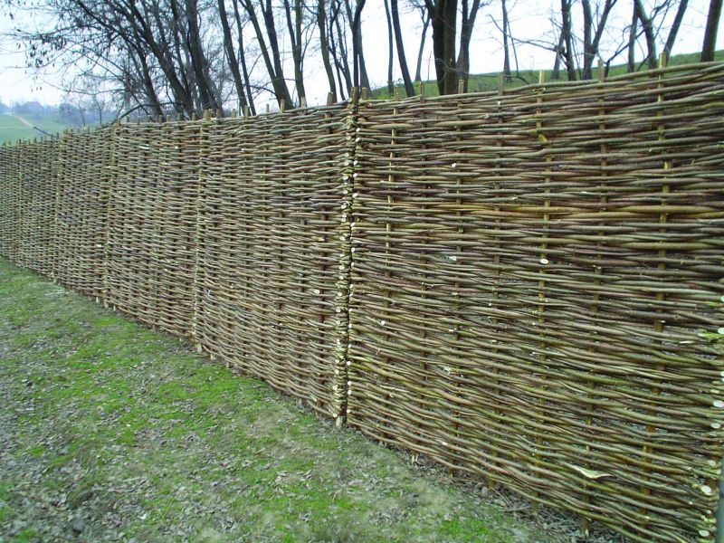 Panou de gard rustic, 180 x 180 cm, impletit manual din lemn (nuiele) de alun. Un produs HazelWorks