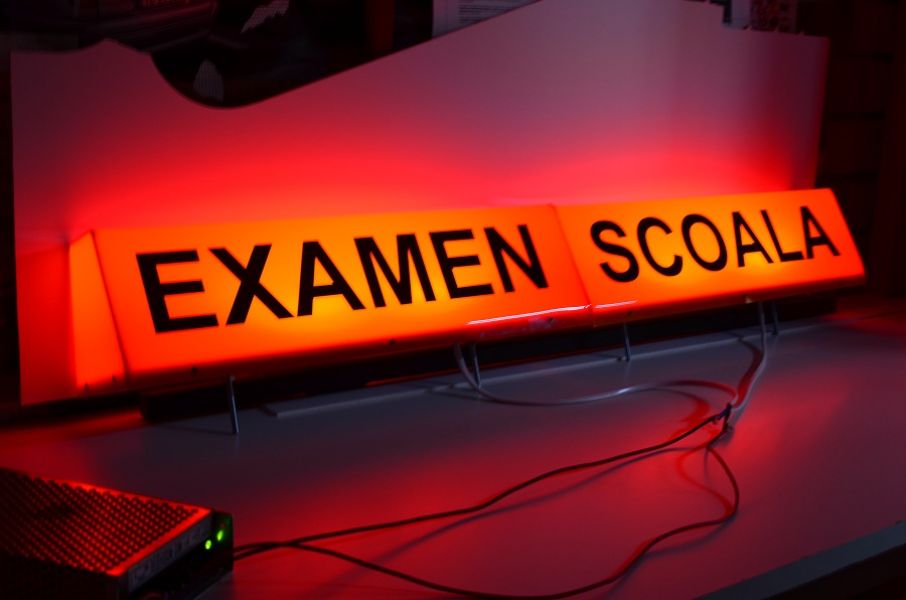 Casetă luminoasă”Cucă”:Școală+Examen