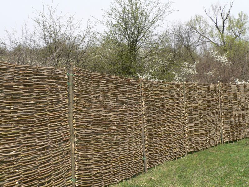 Panou de gard rustic, 180 x 180 cm, impletit manual din lemn (nuiele) de alun. Un produs HazelWorks