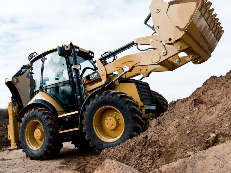 Inchiriez Buldoexcavator cu atasamente diverse