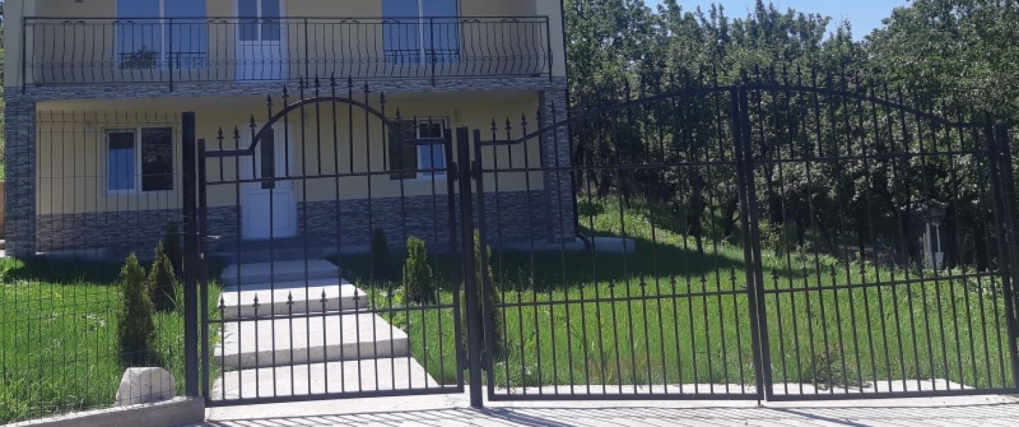 Garduri, porti, balustrade, mana curenta din fier forjat